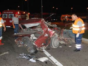 Otomobil TIR'la çarpıştı: 4 ölü