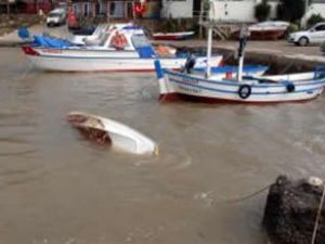Side'de fırtına 2 balıkçı teknesini batırdı