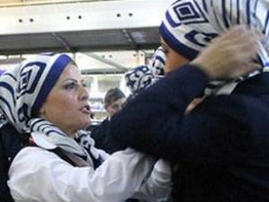 Mısırlı hostesler uçuşta başörtüsü istiyor