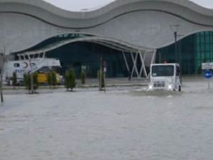 Asi Nehri taşınca havaalanı sular altında kaldı