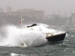 Fırtınada batan tekneler çıkarılıyor!