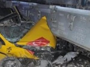 Yük treni taksiye çarptı: 4 ölü