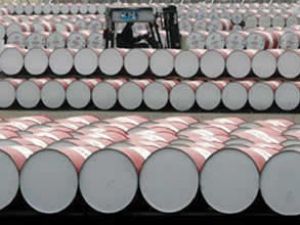 İran 'kelepir' petrol satmak için ülke arıyor