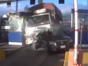 Kamyon gişelerde dehşet saçtı: 2 ölü