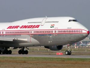 Hindistan uçağı Pakistan'a acil iniş yaptı
