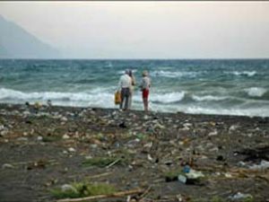 Samandağ sahillerini Suriye kirletiyor