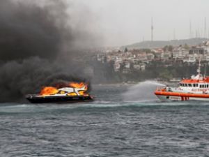 Fatih sahilinde bir tekne alev alev yandı