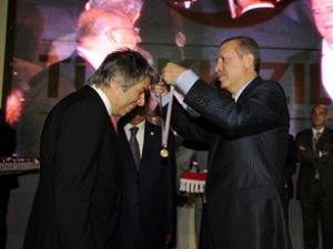 Başbakan Erdoğan'dan Vodafone altın madalya
