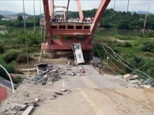 Çinde Boğaz köprüsü çöktü: 3 ölü, 5 yaralı
