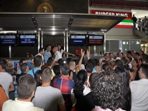 Onur Air'ın yolcuları alkışlı protesto başlattı
