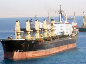 Karaya oturan Türk bayraklı gemi yüzdürüldü