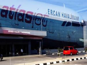 Ercan Havaalanın'da yolcular çileden çıktı