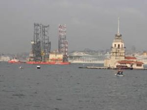 Dev platform İstanbul Boğazı'nı kapattı