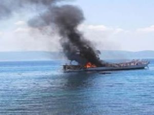 Marmaris'te yangın çıkan tekne alabora oldu