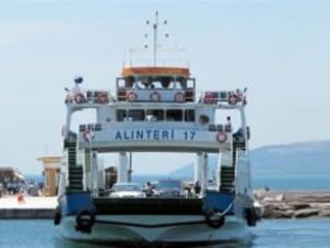 Çanakkale'de feribot gezi teknesine çarptı