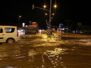 Yağış Çanakkale-İzmir karayolunu kapattı
