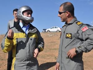 Ahmet Aydın yamaç paraşütü ile atladı
