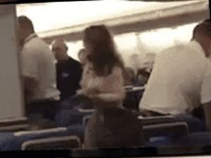 Sarhoş kadınlar uçakta birbirine girdi