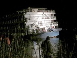 Turist gemisi Nil Nehri'nde kayalara çarptı