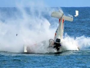Domingo'da gösteri uçağı denize çakıldı