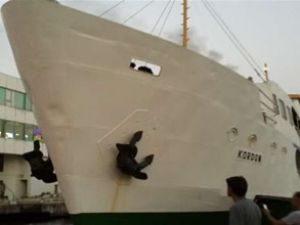 İzmir'de yolcu vapuru iskeleye çarptı