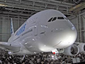 Airbus ve Boeing rekabeti yere taşınıyor