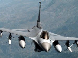 ABD'ye ait  F-16 savaş uçağı çöle düştü