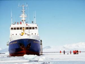 Buza sıkışan geminin 52 yolcusu kurtarıldı