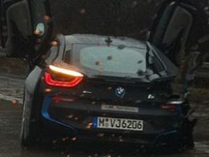 BMW i8 test sürüşünde paramparça oldu