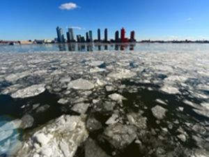 New York'taki East River buzlarla kaplandı