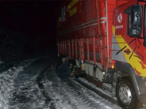 Doğu'da 30 TIR karayolunda mahsur kaldı