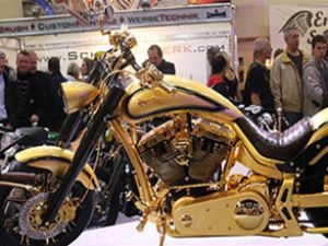 Hamburg'da altın ve elmastan motosiklet