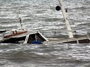 Datça'da kaçakları taşıyan tekne battı