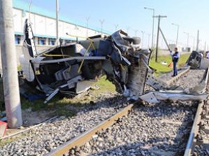 Mersin'de tren servis aracına çarptı