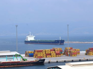 Dev gemi Bandırma Limanı'nda