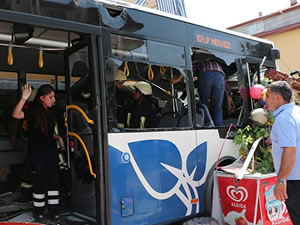 Otobüs, servis minibüsüne çarptı: 20 yaralı