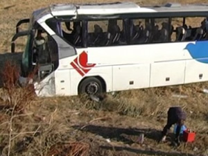 Yolcu otobüsü şarampole uçtu: 42 yaralı