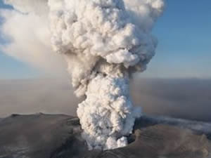 Volkanik patlamalar uçuşların rotasını değiştirdi