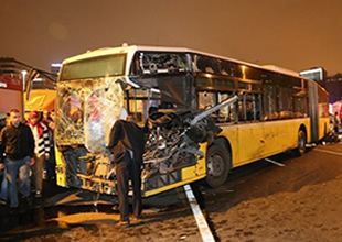 Zeytinburnu'nda minibüs metrobüsle çarpıştı!