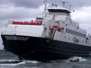 Karaya oturan feribottaki yolcular tahliye edildi