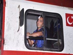 Manisa'da trene saldırı makinist yaralandı