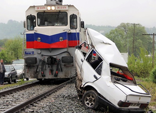 Tren, hemzemin geçitte otomobile çarptı: 1 ölü, 1 yaralı