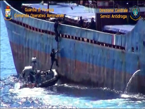 İtalya'da Türk gemisinde 12 ton uyuşturucu yakalandı