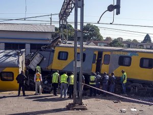 Güney Afrika’da banliyö trenleri çarpıştı