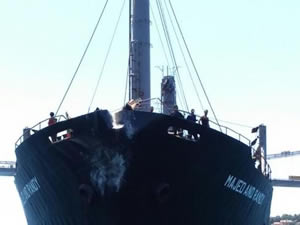 Tahıl yüklü genel kargo gemisi, Kanlıca'daki Ethem Pertev Yalısı'na çarptı