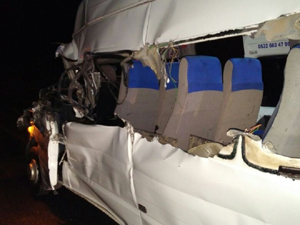 Minibüs ile TIR çarpıştı: 20 yaralı