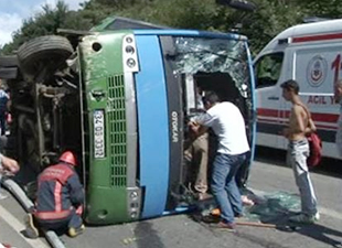 Beykoz’da halk otobüsü devrildi