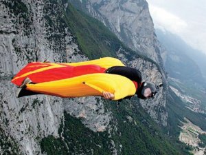 Wingsuit spor mu yoksa adrenalin bağımlılığı mı?