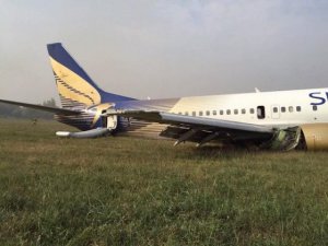 Pakistan’da yolcu uçağı acil iniş yaptı: 10 yaralı