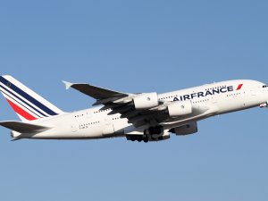 Fransa uçağı acil iniş yaptı